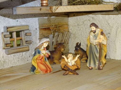 Heimatliche Krippe "Brauneck" mit Krippenfiguren Heilige Familie