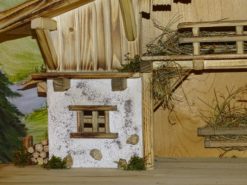 Heimatliche Krippe Flachau, Detailansicht Haus mit Holzstapel