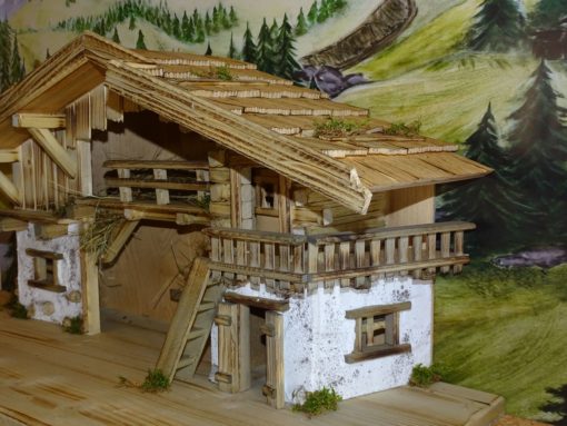 Heimatliche Krippe Flachau, Seitenansicht Haus mit Balkon