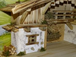 Heimatliche Krippe Flachau, Seitenansicht mit Holzstapel