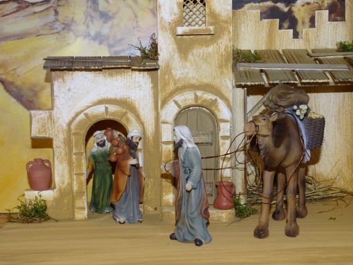 Orientalische Krippe Jerusalem mit Krippenfiguren und Kamel mit Treiber Detailansicht