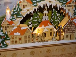Schwibbogen Winterszene Dorfplatz beleuchtet Detailansicht