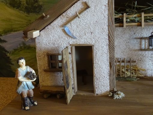 Heimatliche Krippe "Habichtswald" mit Krippenfigur "Junge mit Holz"