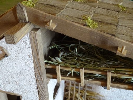 Heimatliche Krippe "Habichtswald" Detailansicht vom Dachboden mit Heu