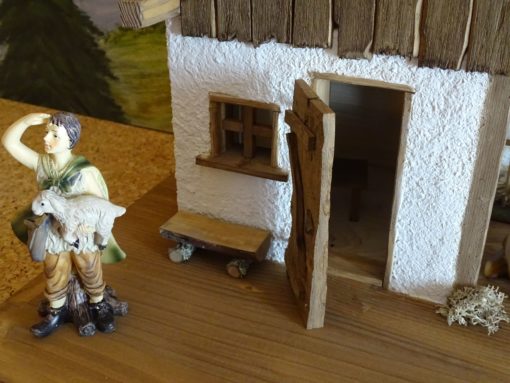 Heimatliche Krippe "Reinhardswald" Haus links mit Krippenfigur "Junge mit Schaf"